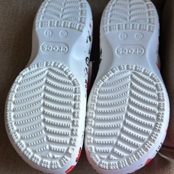 Mickey & Minnie Crocs - Picture 5 of 9